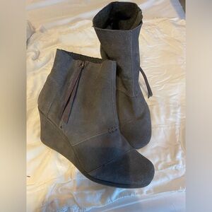 Size 12W gray, felt, wedge ankle boots.